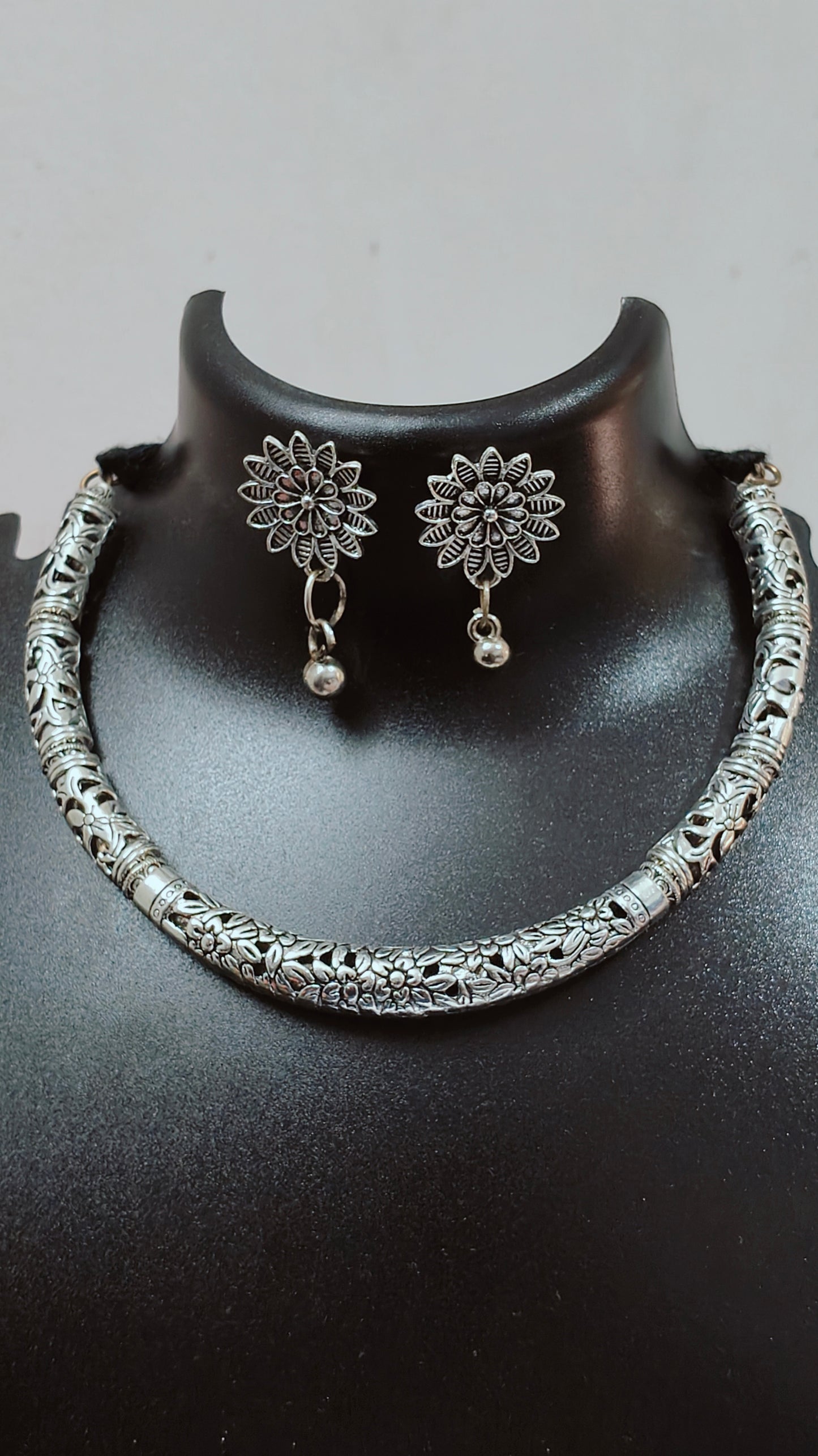 Plain Hasli set with earrings