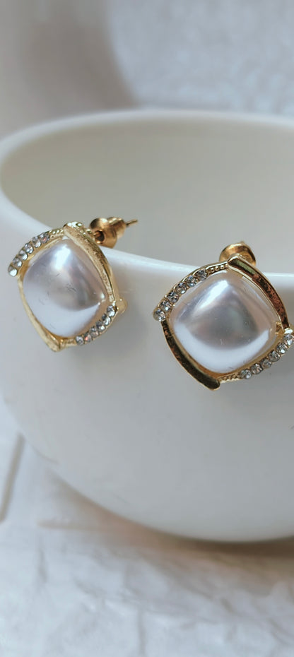 Pearl stud square